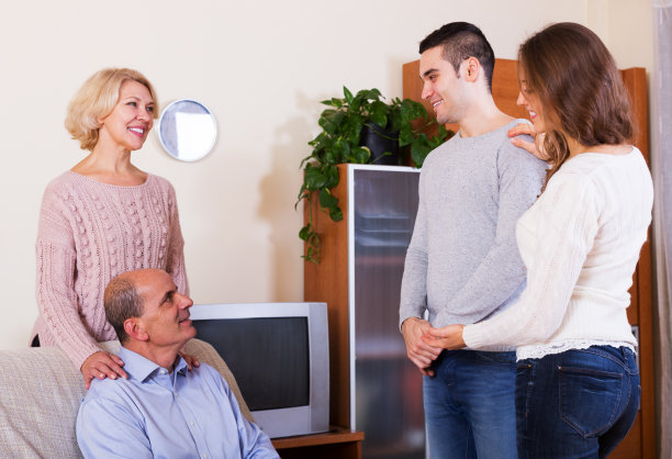 女儿向父母介绍男朋友图片下载