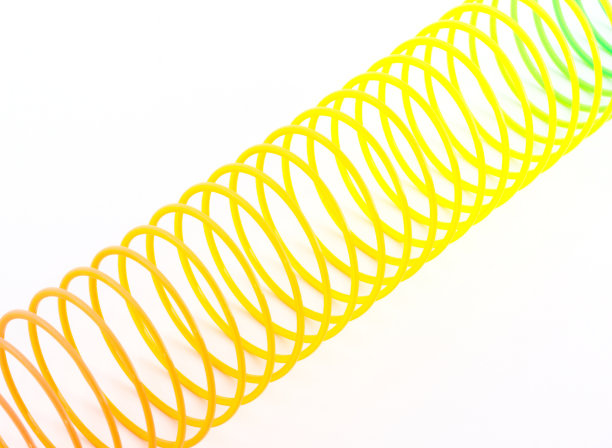 彩虹色的钢丝螺旋玩具。图片下载