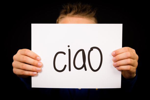 孩子拿着写有意大利语Ciao - Hello的牌子图片下载