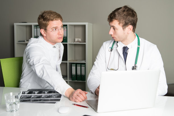 两名医生说图片下载