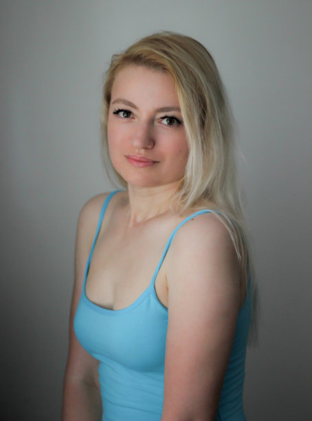 金发，穿着蓝色背心图片下载