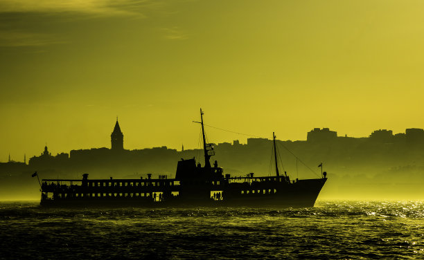 伊斯坦布尔剪影与船图片下载