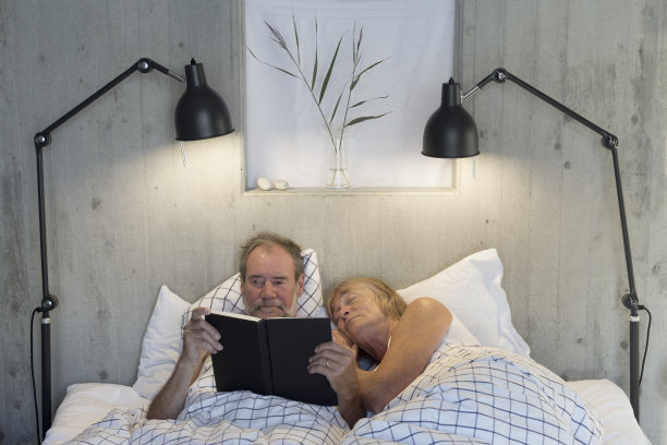 老年夫妇在床上图片下载