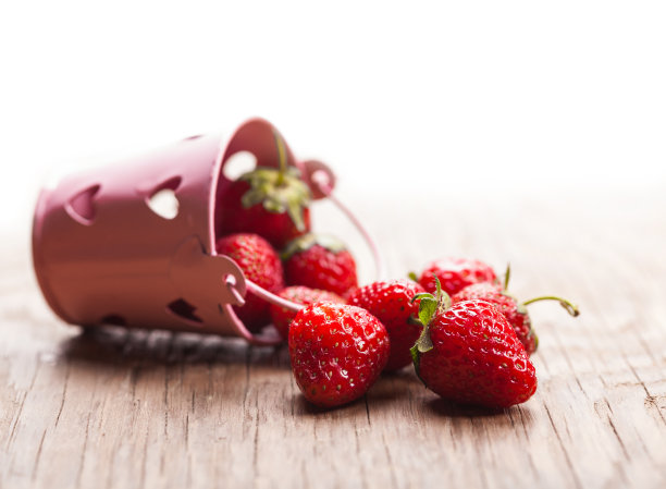 桶天然草莓图片下载