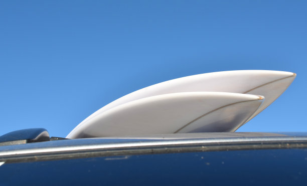 屋顶上的冲浪板图片下载