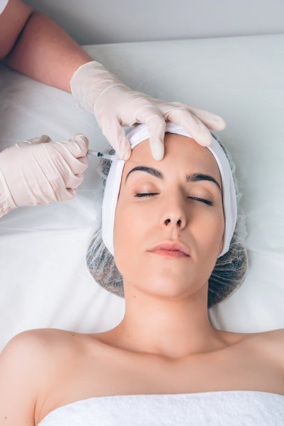 在临床中心接受脸部整容注射的妇女图片下载