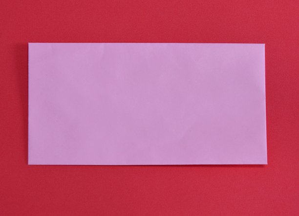 红色泡沫板上的粉色信封图片下载