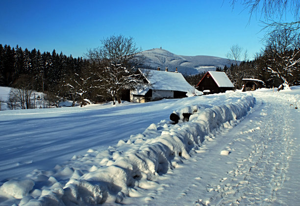 道路，孤立的房屋和莱莎霍拉山在冬天图片下载