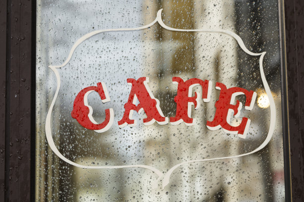 雨天，法国巴黎的一家咖啡馆图片下载