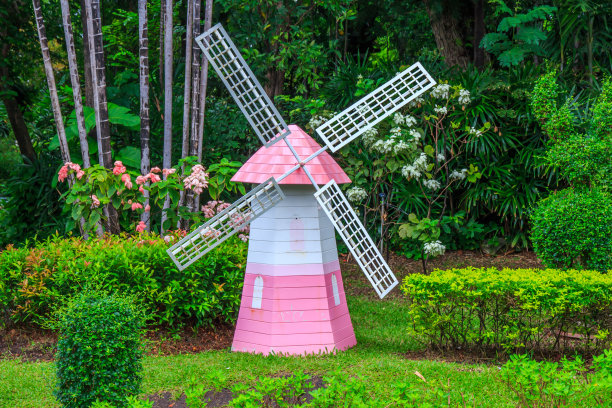 粉红色的风力发电机。图片下载