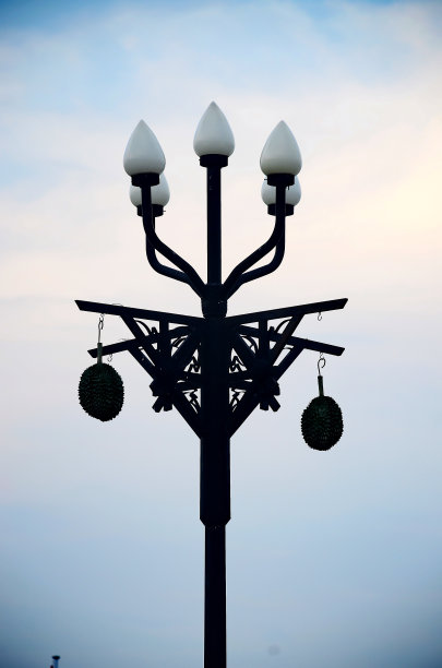 蓝天映衬下的街灯图片下载