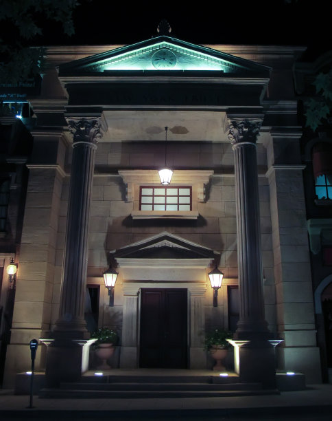 晚上有石柱的房子图片下载