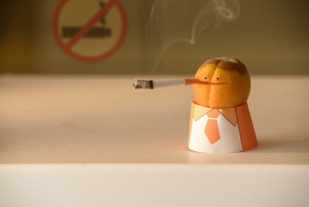 烂杏抽烟图片下载