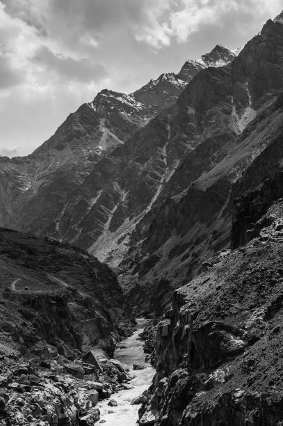 山峰高耸入云图片下载