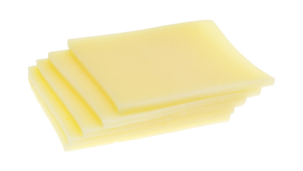 白色背景上的几片波萝伏洛干酪图片下载