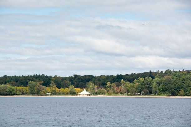 飞机飞过佛蒙特州伯灵顿的北海滩图片下载