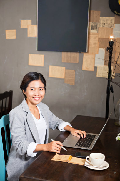 咖啡馆里的女商人图片下载