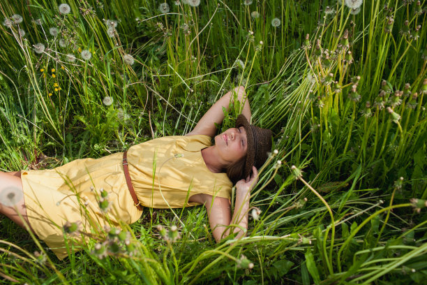 草地上的女孩图片下载