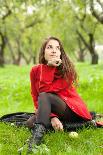 穿红外套的女人图片下载