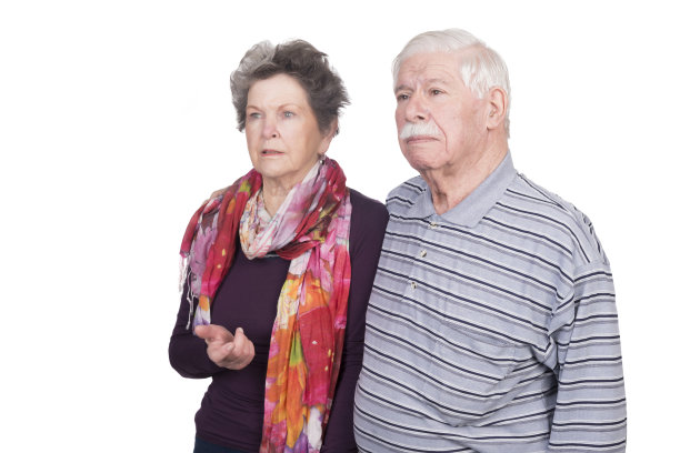 老夫妇站着，脸上带着表情图片下载