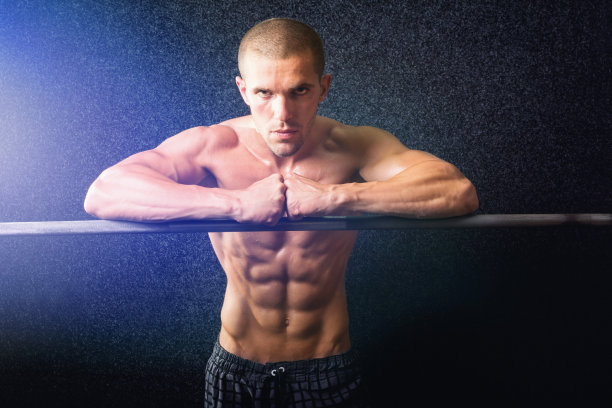 赤膊健身的年轻人在健身房图片下载