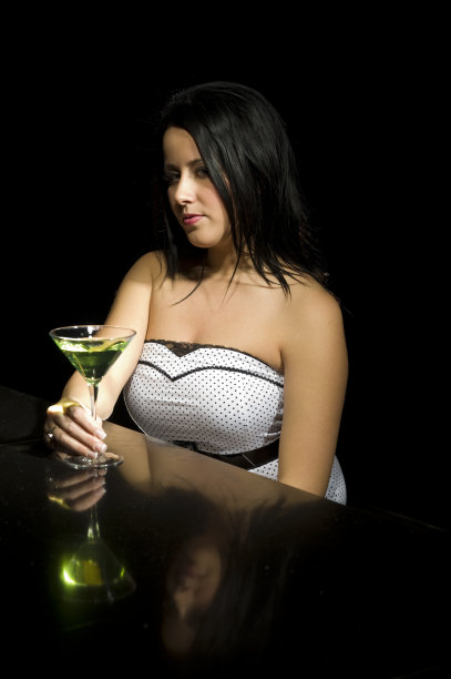 女人拿着马提尼图片下载