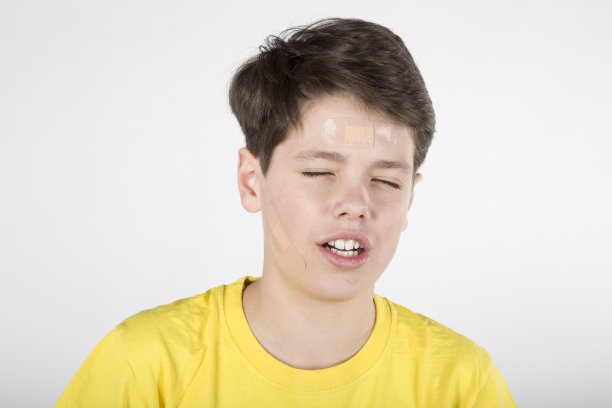 少年与痛苦图片下载