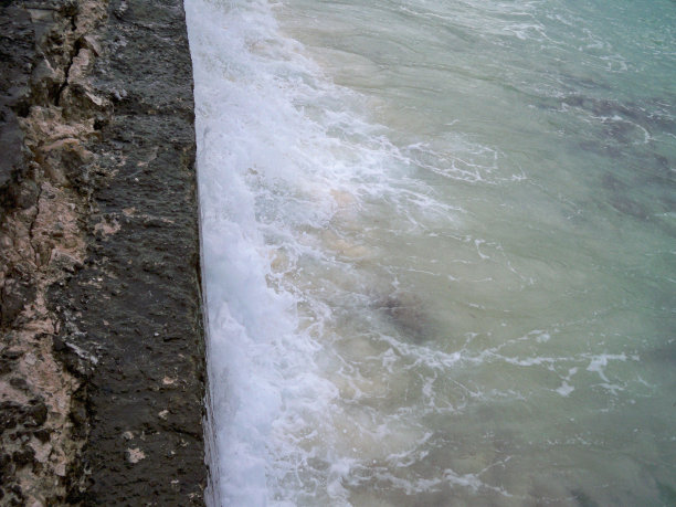 海浪冲击着海堤图片下载