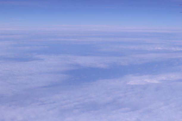 美丽的蓝天和白云在秋天图片下载