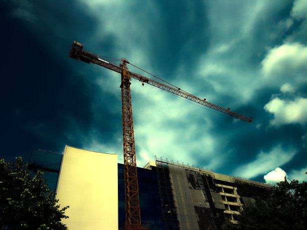 建筑工地与天空形成对比图片下载