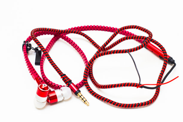 白色木桌上的黑色耳机俯视图图片下载