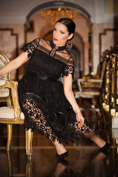 穿着晚礼服的迷人女子图片下载