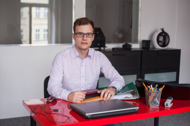 年轻的商人在明亮的办公室工作图片下载