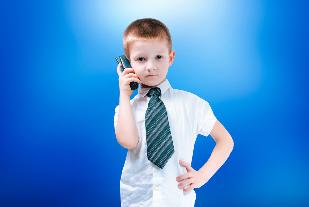 拿着手机的男孩图片下载