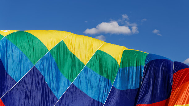 彩色的气球映衬着蓝天图片下载