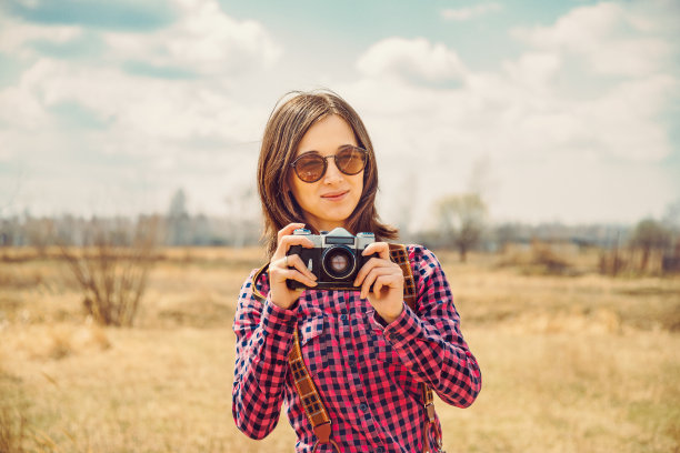 带着旧相机的时髦女孩图片下载