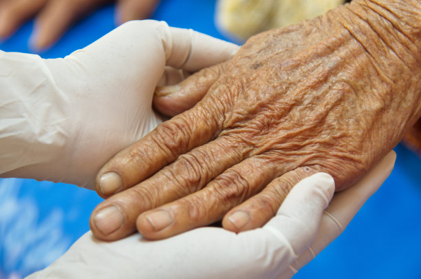 照顾老人。图片下载