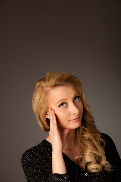 一个忧郁的白种金发女商人在看复印图片下载