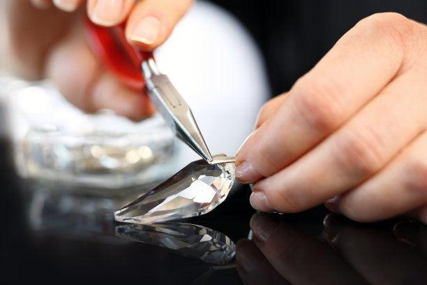 一个女人在做珠宝的时候递给一个珠宝商图片下载