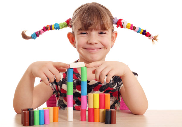 漂亮的小女孩玩橡皮泥图片下载