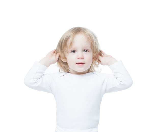 小女孩用长发抱着她的耳朵，与世隔绝图片下载