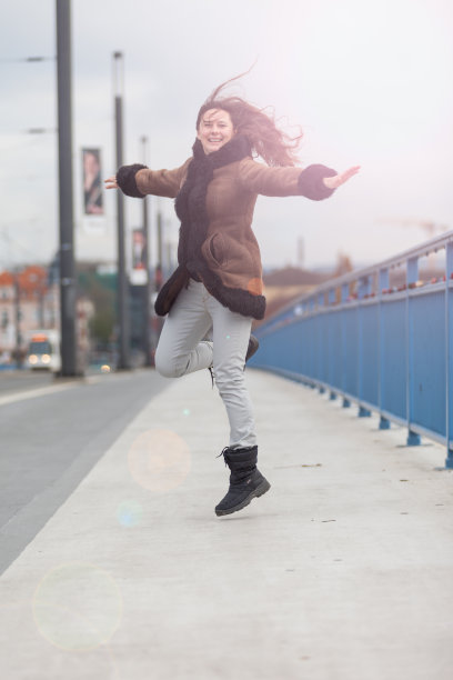 女人开心的跳舞图片下载