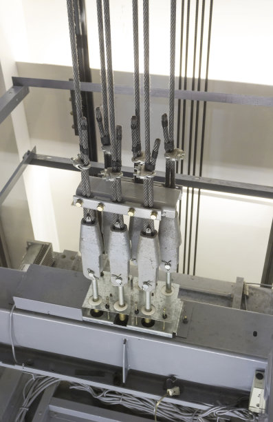 电梯隧道内部视图与电缆图片下载