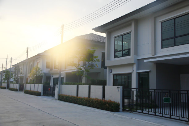 图片库:以天空为背景的房屋建筑。图片下载