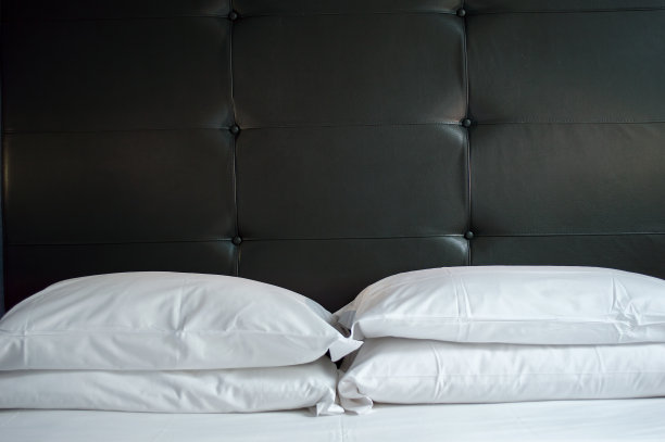 旅馆里的床图片下载