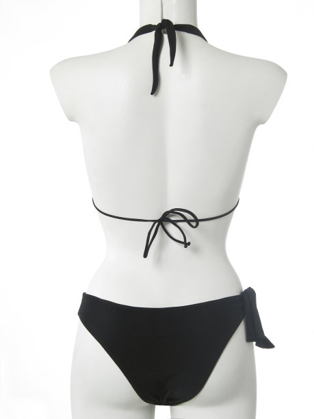 穿着黑色比基尼的人体模型被隔离在白色衣服上。图片下载