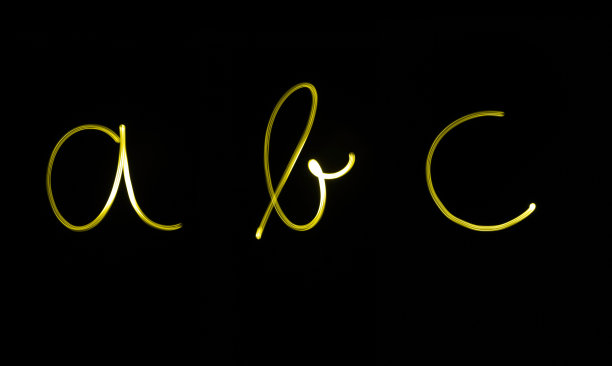 荧光字母“abc”用氖气黄色表示图片下载