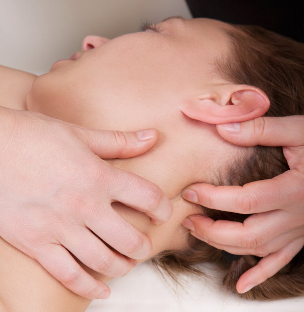 女士正在接受减压穴位按摩图片下载