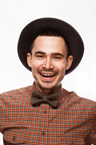 一个脸上带着感情的男人的滑稽肖像图片下载