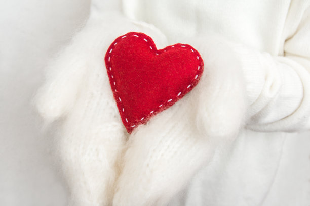 手中的红心图片下载